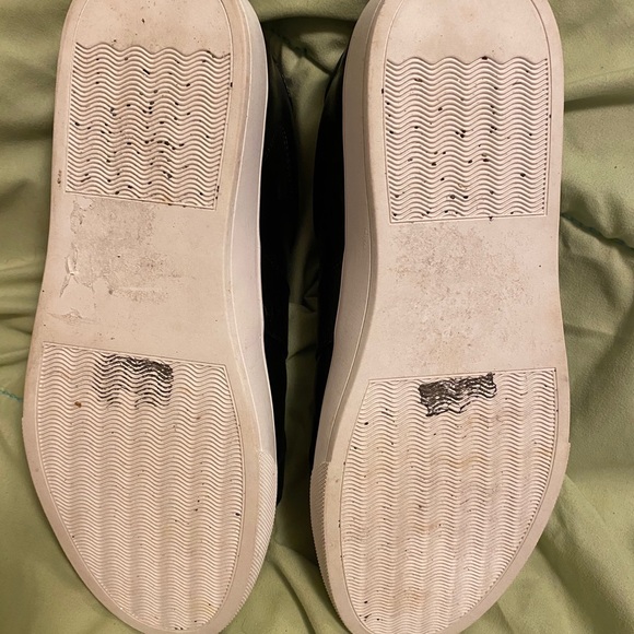 Pennington’s black sneaker - Picture 3 of 5